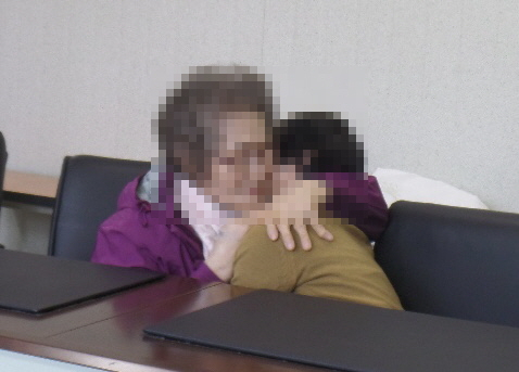 지난 21일 경찰의 도움으로 80대 어머니와 50대 딸이 헤어진 지 37년 만에 대구 한 지적장애인 거주 시설에서 상봉했다. 대구 수성경찰서 제공.