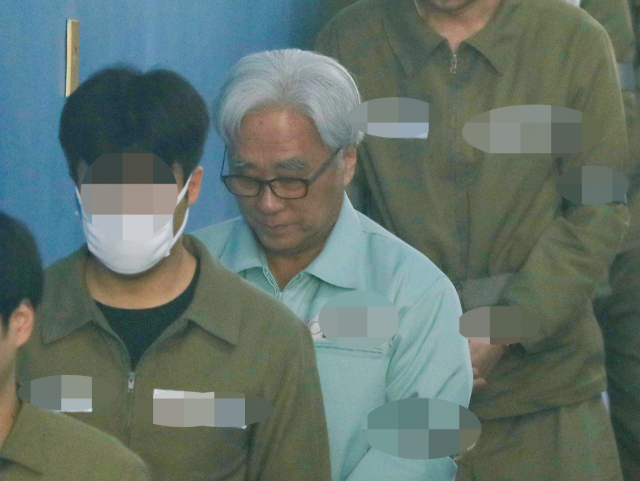 극단원 상습성폭력 혐의를 받는 이윤택 전 연희단거리패 예술감독이 26일 오전 서울 서초구 서울고등법원에서 열리는 2심 속행 공판 출석을 위해 호송차에서 내려 법정으로 향하고 있다. 연합뉴스