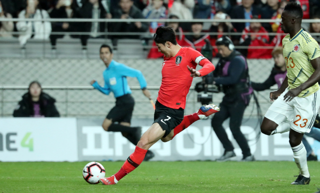 26일 서울월드컵경기장에서 열린 대한민국 남자 축구대표팀과 콜롬비아 대표팀과의 평가전에서 한국 손흥민이 첫 골을 성공시키고 있다. 연합뉴스