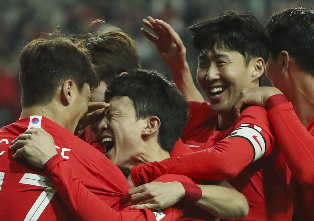 26일 서울월드컵경기장에서 열린 축구 국가대표팀 한국과 콜롬비아의 평가전. 이재성(왼쪽 두번째)이 두번째 골을 성공시킨 뒤 손흥민(왼쪽 세번째)등 동료들과 환호하고 있다. 연합뉴스