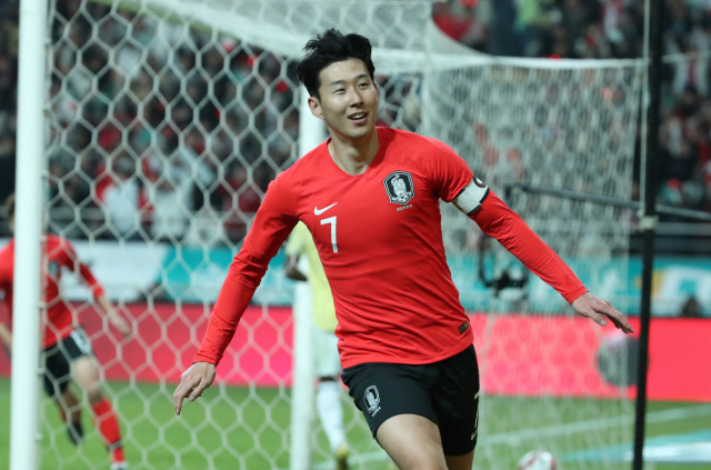 26일 오후 서울 마포구 서울월드컵경기장에서 열린 대한민국 남자 축구대표팀과 콜롬비아와의 평가전. 손흥민이 골을 넣은 뒤 기뻐하고 있다. 연합뉴스