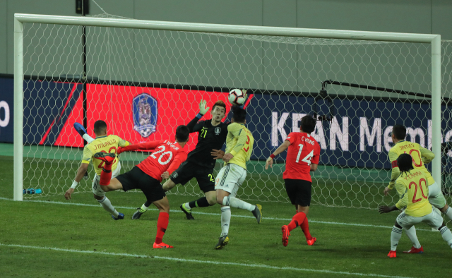 26일 서울월드컵경기장에서 열린 대한민국 남자 축구대표팀과 콜롬비아와의 평가전. 조현우가 제이손 무리요의 슛을 막아내고 있다. 연합뉴스