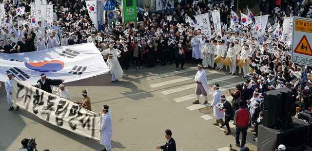 26일 청송군 현서면 화목장터에 만세운동 행렬이 운집했다. 대형 태극기와 