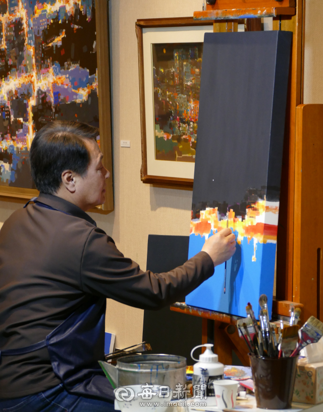 이병국 한국예총 경북연합회장은 전시장 내에서 작품활동을 하는 새로운 전시문화도 만들고 있다. 김영진 기자