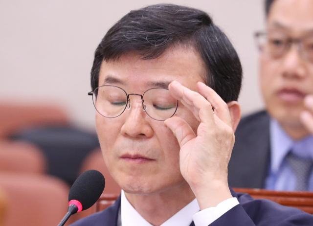 문성혁 해양수산부 장관 후보자가 26일 오후 국회 농림축산식품해양수산위원회에서 열린 인사청문회에서 안경을 만지며 눈을 감고 있다. 연합뉴스