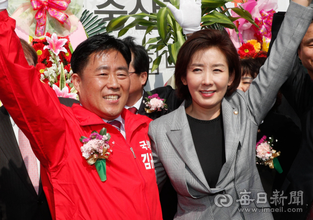 27일 대구 동구 동촌로 자유한국당 김규환(왼쪽) 의원 사무실 개소식에서 나경원(오른쪽) 원내대표와 김 의원이 참석자들에게 인사하고 있다. 우태욱 기자 woo@imaeil.com