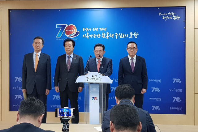 27일 포항시청에서 열린 포항 11·15지진 범시민대책위원회 기자회견에서 공원식 공동위원장이 입장문을 낭독하고 있다. 배형욱 기자