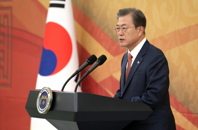 문재인 대통령이 26일 청와대에서 열린 벨기에 필리프 국왕 환영 만찬에서 건배사를 하고 있다. 벨기에 국왕 방한은 1992년 보두앵 전 국왕 이후 27년 만이다. 연합뉴스