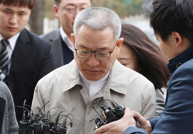 KT 부정채용에 연루된 의혹을 받는 서유열 전 KT홈고객부문 사장이 27일 오전 구속 전 피의자 심문을 받기 위해 서울남부지법으로 들어오고 있다. 연합뉴스
