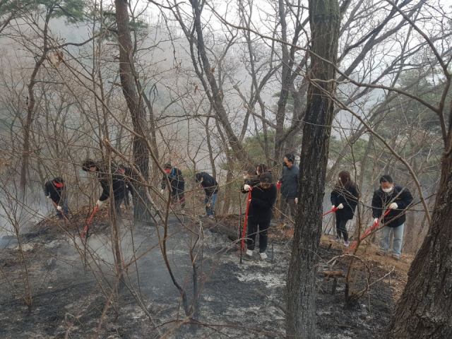 산림당국이 경북 구미시 고아읍 왕산골 뒷산에서 발생한 산불을 14시간여 만에 진화하고 28일 오전 잔불을 정리하고 있다. 임야 15㏊가량이 소실된 것으로 추정하고 있다. 연합뉴스