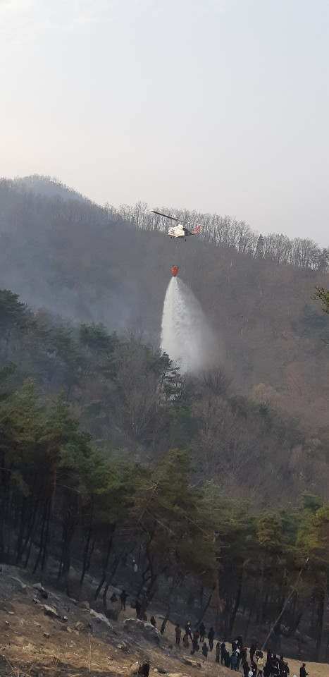 27일 오후 5시 42분쯤 구미 고아읍에 산불이 발생하자 소방헬기 15대가 진화에 나섰다. 전병용 기자