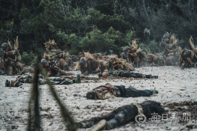 인천상륙작전을 성공하게 만든 장사상륙작전이 영화로 만들어지고 있다. 영덕군 영해면 고래불해변에서 촬영된 영화 속 북한군과의 전투장면. . 영덕군 제공