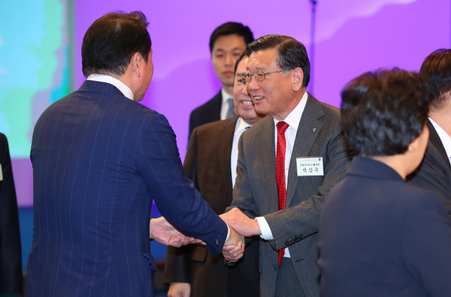 3일 서울 강남구 코엑스에서 열린 대한상공회의소 주최 경제계 신년인사회에서 최태원 SK그룹 회장(왼쪽)과 박삼구 금호아시아나그룹 회장이 인사를 하고 있다. 연합뉴스