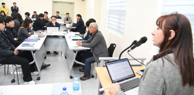 크리스티나 씨가 참석자들에게 지방자치단체의 재난복원력을 향상하고 기후변화와 재난에 강한 도시를 만들기 위한 지자체의 역할에 대해 설명하고 있다.
