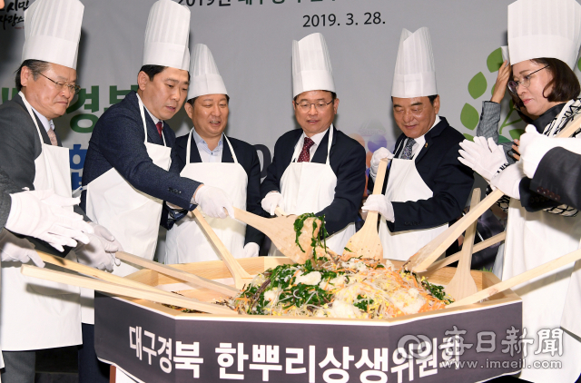 28일 대구 노보텔에서 열린 대구경북한뿌리상생위원회 정기총회에서 권영진 대구시장,이철우 경북도지사, 이인선 대구경북경자청장, 박용선 경북도의회 운영위원장 등이 화합과 상생의 비빔밥 퍼포먼스를 하고 있다. 경북도 제공