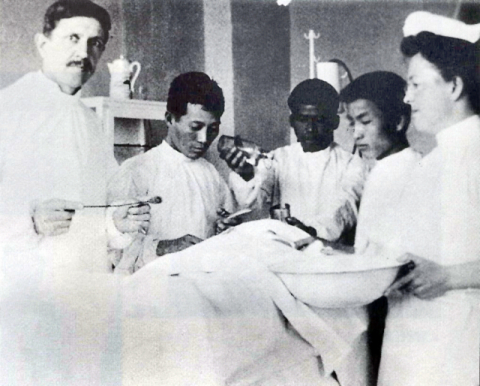 제중원 초대원장인 존슨 박사(맨 왼쪽)가 1908년 의학도를 선발해 의학 교육을 실시하고 있다. 계명대 제공