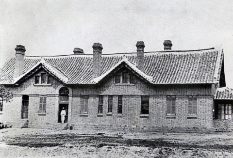 동산언덕에 재건축한 제중원.(1906년)