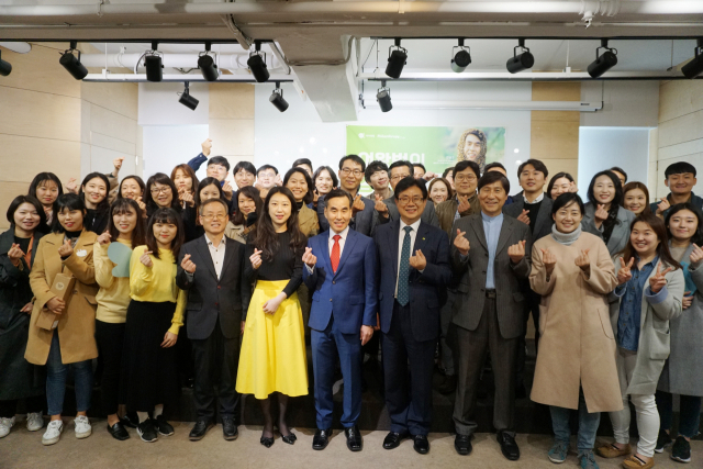안상규벌꿀 대표가 한국국제기아대책기구에서 강연 후 직원들과 포즈를 취했다. ㈜안상규벌꿀 제공
