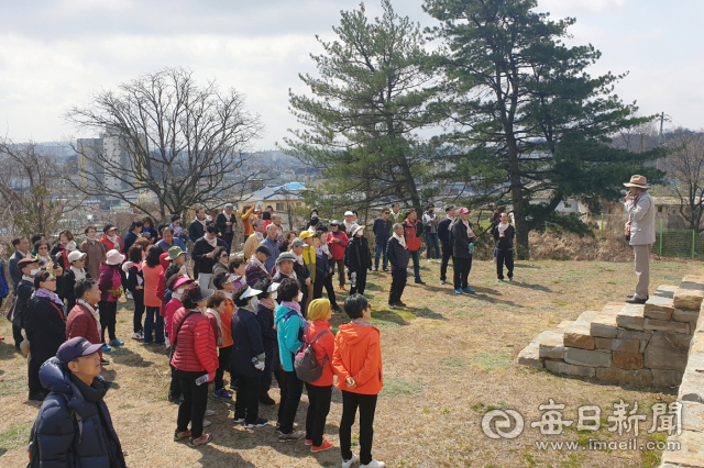 골목투어에 나선 영주1동 주민들이 문화해설사로부터 근대문화유산에 대해 자세히 설명을 듣고 있다. 영주시 제공