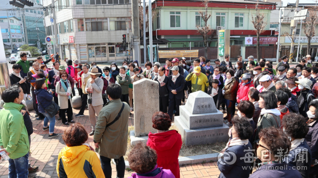 골목투어에 나선 영주1동 주민들이 문화해설사로부터 근대문화유산에 대해 자세히 설명을 듣고 있다. 영주시 제공