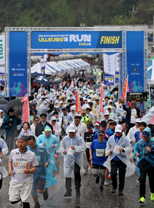 30일 오전 경북 울릉군 저동항에서 열린 울릉도 일주도로 개통기념 전국 마라톤 대회 