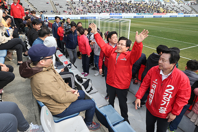 자유한국당 황교안 대표가 당명이 적힌 붉은 점퍼를 입고 지난달 30일 오후 창원축구센터에서 열린 경남FC와 대구FC의 경기 때 경기장 내 정치적 행위를 금지한 경기장 안으로까지 들어가 선거 유세를 하고 있다. 연합뉴스