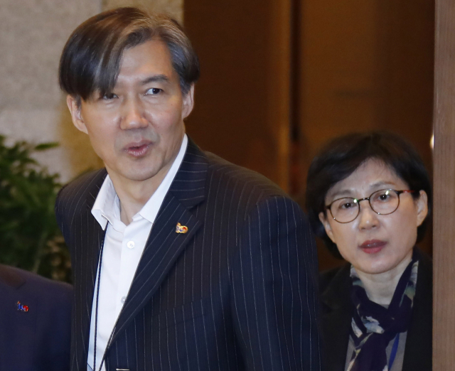 조국 민정수석(왼쪽)과 조현옥 인사수석이 1일 오전 청와대 여민관에서 열린 수석·보좌관 회의에 입장하고 있다. 연합뉴스