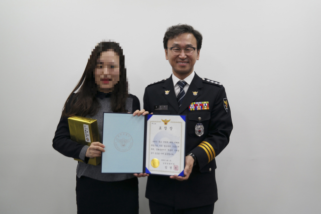 경찰이 보이스 피싱을 예방한 김천신협 직원에게 표창장을 전달했다. 김천경찰서 제공