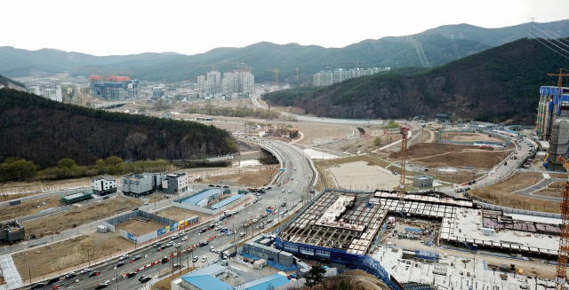 LH 대구경북본부는 대구와 김천혁신도시와 연경지구, 포항블루밸리 국가산단 등 주요 개발지구 내 보유 토지를 선착순 분양한다. 연경지구 조성 전경. 매일신문 DB.