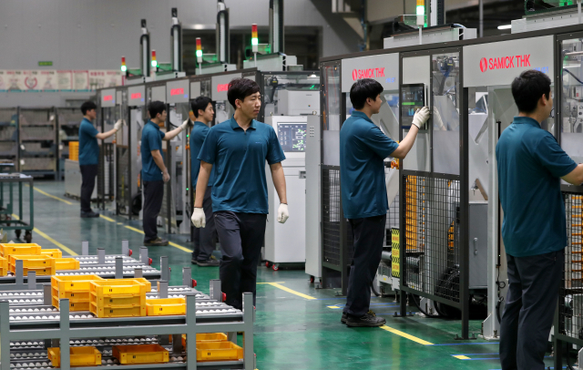 지난달 대구경북의 제조업 기업경기가 회복되는 경향을 보였다. 반면 비제조업 업황은 더 나빠졌다. 대구의 한 자동화기계 생산업체 모습. 매일신문 DB