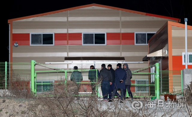 1일 오후 고령 다산면 송곡리에 위치한 의료폐기물 불법 적치장을 조사하기 위해 대구지방환경청 관계자와 마을 주민들이 건물 안으로 들어가고 있다. 성일권 기자 sungig@imaeil.com