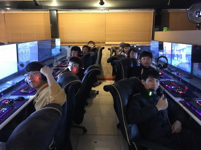 구미경찰서가 1일 의무경찰들을 대상으로 연 e스포츠대회에 참가한 대원들이 게임을 하며 즐거워하고 있다. 구미경찰서 제공