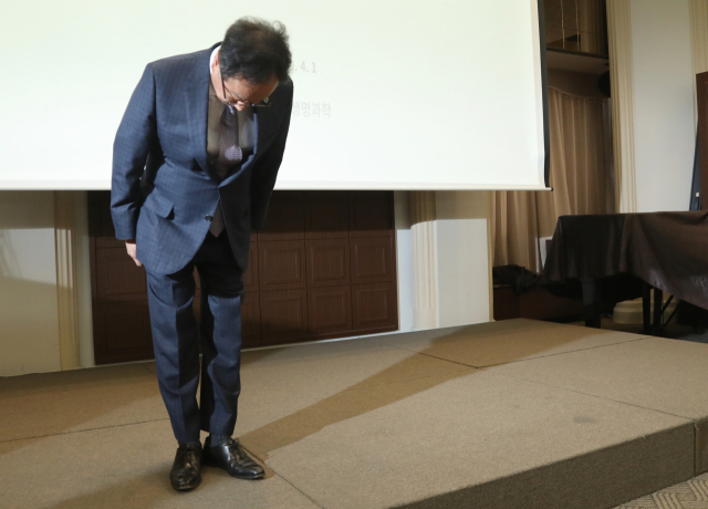 1일 오전 서울 중구 한국프레스센터에서 열린 코오롱생명과학 골관절염 치료제 인보사 판매중단 기자간담회에서 이우석 대표이사가 사과하고 있다. 연합뉴스