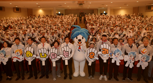 경산시 자원봉사센터는 1일 경산시민회관 대강당에서 최영조 경산시장과 강수명시의회의장 등 800여 명이 참석한 가운데 제57회 경북도민체육대회의 성공개최를 다짐하는 자원봉사자 발대식을 가졌다.