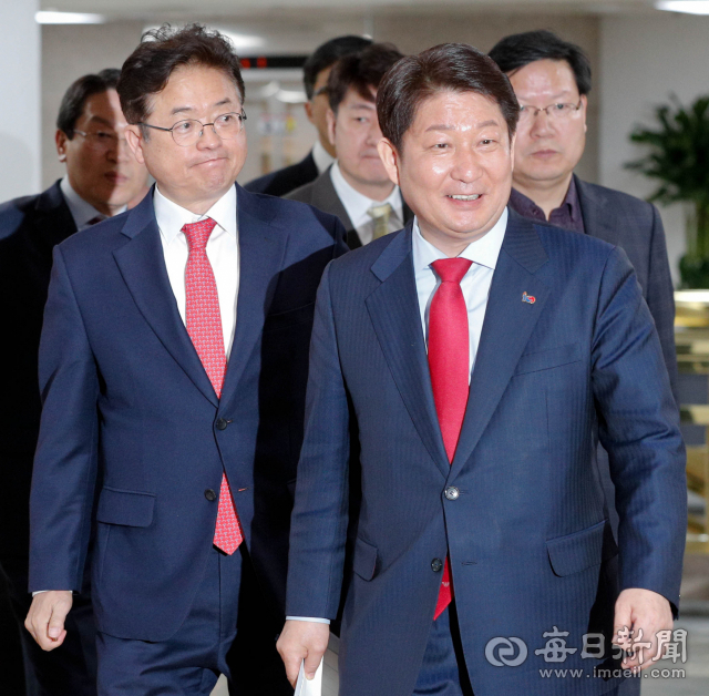 통합신공당 이전 관련 긴급 브리핑을 위해 권영진 대구시장과 이철우 경북도지사가 2일 대구시청 상황실로 들어오고 있다. 우태욱 기자 woo@imaeil.com
