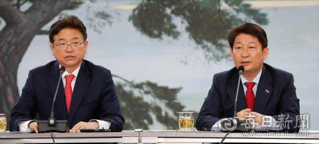 통합신공당 이전에 대해 권영진 대구시장과 이철우 경북도지사가 2일 대구시청 상황실에서 긴급 브리핑을 하고 있다. 우태욱 기자 woo@imaeil.com