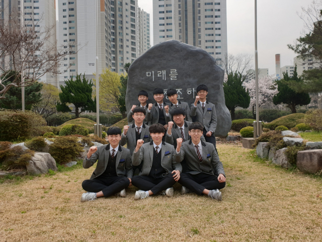 현대자동차 우수학생 선발시험에 최종 합격한 경북기계공고 2학년 학생들이 화이팅을 외치고 있다. 대구시교육청 제공