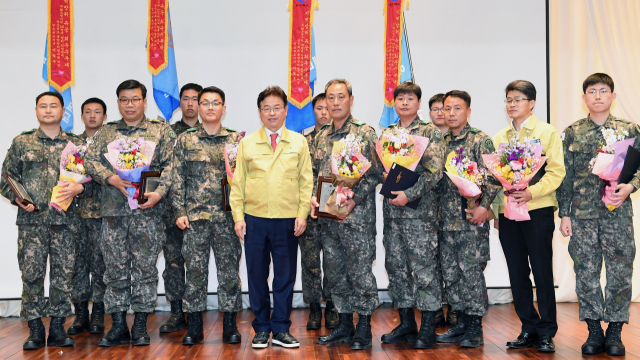 제51주년 예비군의 날 기념행사 수상자들이 이철우 경북도지사와 기념촬영을 하고 있다. 경북도 제공