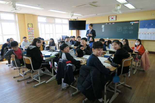 김영호 교동초 교장(가운데)이 6학년 교실에서 소통·공감 수업을 진행하고 있다. 교동초 제공