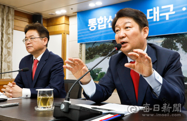 권영진(오른쪽) 대구시장과 이철우 경북도지사가 2일 대구시청 상황실에서 대구·경북 통합신공항 이전에 대해 긴급 브리핑을 하고 있다. 우태욱 기자 woo@imaeil.com