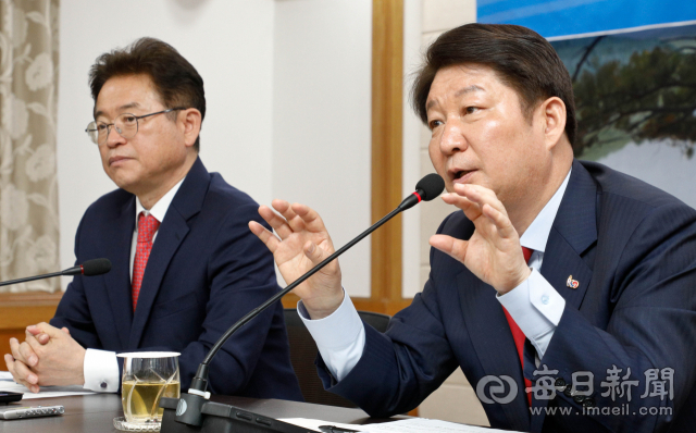 대구·경북 통합신공항 이전에 대해 권영진(오른쪽) 대구시장과 이철우 경북도지사가 2일 대구시청 상황실에서 긴급 브리핑을 하고 있다. 우태욱 기자 woo@imaeil.com