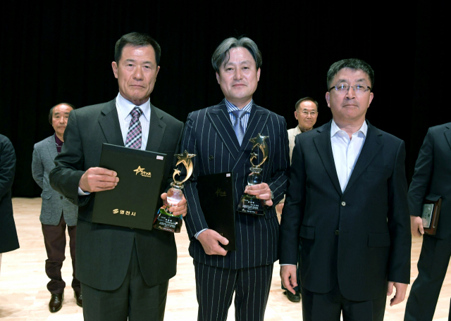 영천시 스타기업으로 신규 선정된 (왼쪽부터)오대현 에비수산업 대표와 허광옥 태산 대표가 장상길 영천시 부시장과 기념촬영을 하고 있다. 영천시 제공