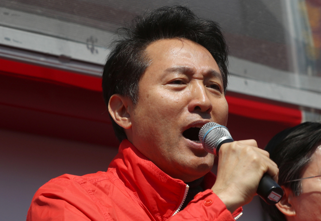 오세훈 전 서울시장이 1일 오전 경남 창원시 성산구 반송시장 입구에서 같은 당 4·3 보궐선거 창원성산 강기윤 후보에 대한 지지를 호소하고 있다. 연합뉴스