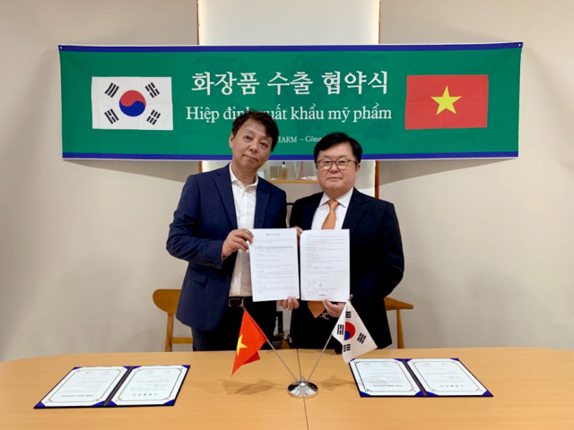 허경 ㈜에이팜 대표가 지난 29일 베트남 하노이에서 현지유통·마케팅 기업인 콩티탑 대표와 수출협약을 체결했다.
