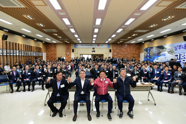 이철우 경북도지사는 2일 고령군에서 열린 현장소통간담회에서 고령의 현안인 강정고령보 통행 등에 대해 주민들과 소통을 가졌다. 고령군 제공.