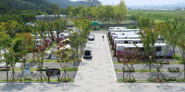 대구시가 드론비행시험장 입지로 검토 중인 달성군 구지면 낙동강변에 조성된 오토캠핑장 전경. 달성군 제공.