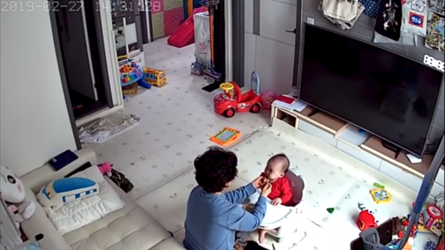 인터넷에 공개된 금천구 아이돌보미 학대 영상 캡쳐