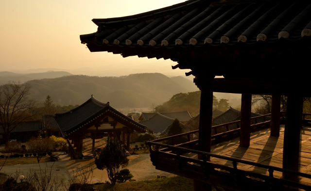 부석사 안양루 옆에서 내려다본 해질 무렵의 소백산맥. 우리 산하를 앞마당으로 삼은 부석사의 개방성이 압권이다. 이채근기자 mincho@imaeil.com