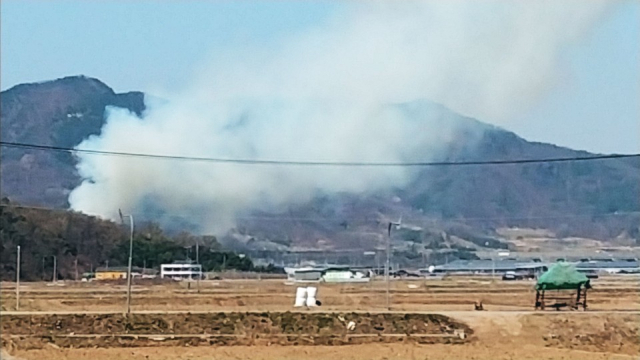 3일 오전 10시 40분쯤 구미 선산읍 내고리 일대 야산에서 산불이 발생했다. 이날 불은 인근 주민이 논두렁을 소각하다가 발생한 것으로 추정되고 있다. 독자 제공
