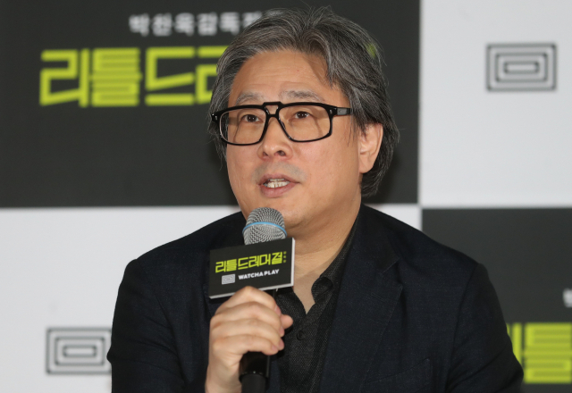 박찬욱 감독이 3월 20일 오후 서울 용산구 한강로동 CGV용산아이파크몰점에서 열린 리틀드러머걸 감독판 시사회에서 인사말을 하고 있다. 연합뉴스